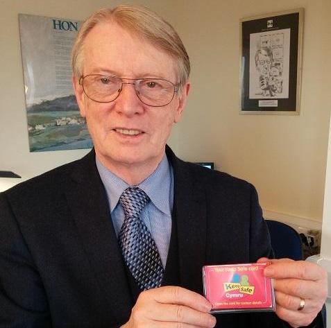 Keep Safe Cymru Scheme Alun Michael holding card